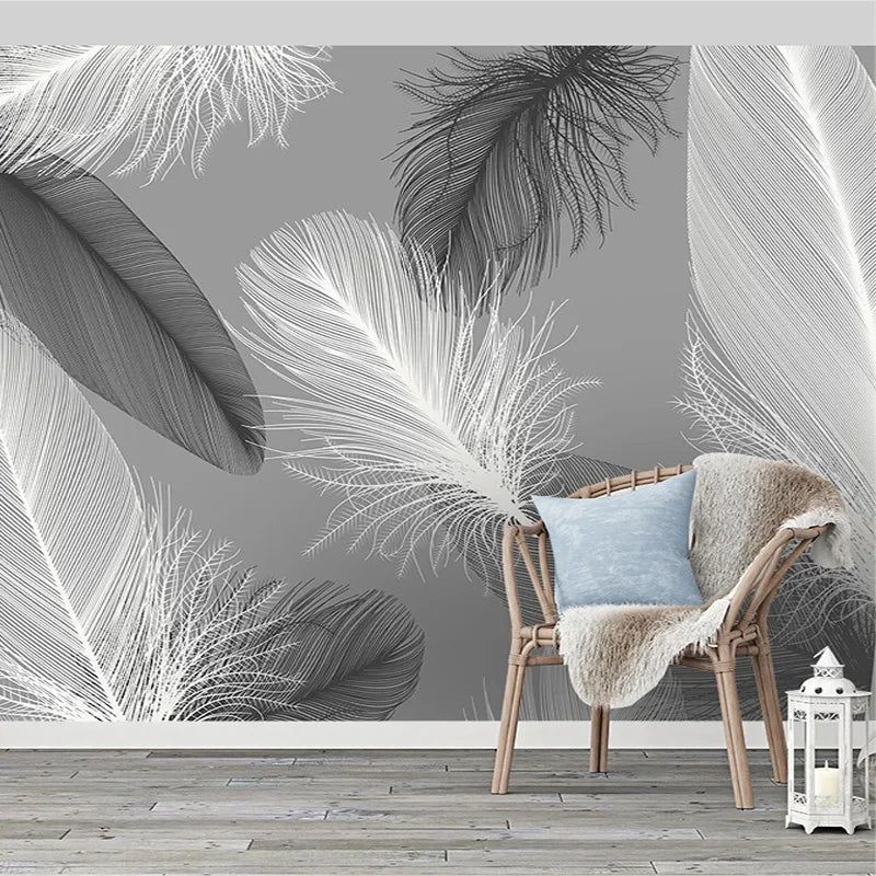Papier peint panoramique Envol, plumes gris perle, dans un salon avec fauteuil en bois
